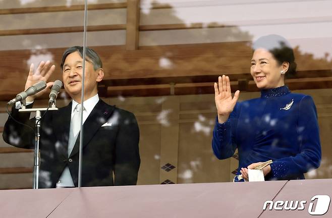 일본 도쿄 왕궁의 발코니에서 23일 나루히토 일왕과 마사코 왕비가 자신의 생일을 축하하러 온 6000명의 국민들에게 손을 흔들어주고 있다. 2023.2.23 ⓒ 로이터=뉴스1 ⓒ News1 강민경 기자