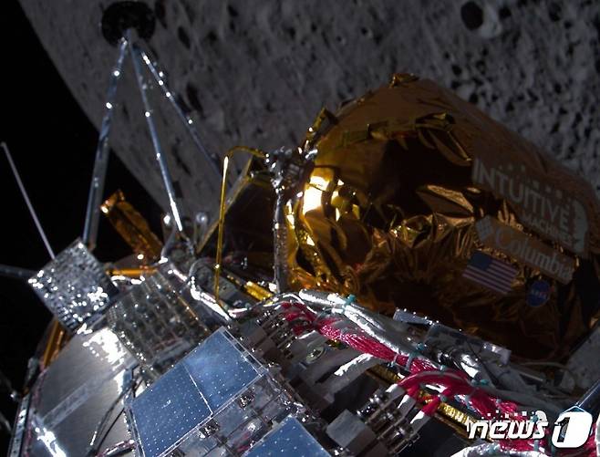 미국 항공우주기업 인튜이티브 머신스가 제작한 무인 달착륙선 '오디세우스'(Odysseus)가 한국시간으로 지난 22일 달 궤도에 안착한 모습(인튜이티브 머신스 제공). 오디세우스는 23일 달 궤도에서 하강해 민간 최초로 달 표면에 착륙했다. 2024.2.23.