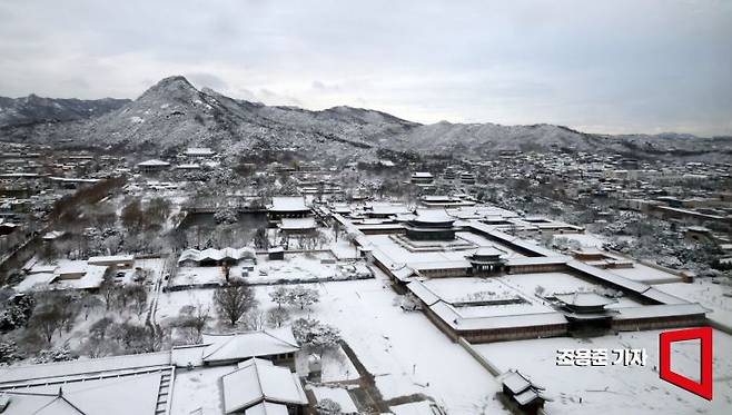 서울 전역에 대설주의보가 내려진 22일 서울 북악산과 경복궁이 밤사이 내린 눈으로 덮여 있다. 기상청은 이날 전국 대부분 지역에 비 또는 눈이 내릴 것으로 예보했다. 사진=조용준 기자 jun21@