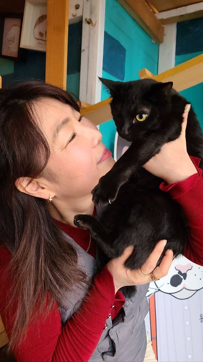 장애묘들이 사는 '달달한 동물세상'의 김보경 부이사장이 한쪽 눈이 없는 고양이 네로를 안고 있다.
