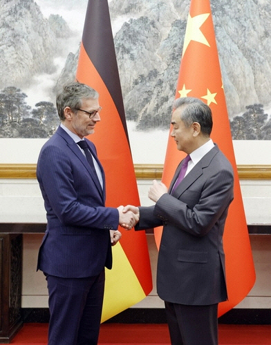 23일 베이징에서 만난 옌스 플뢰트너(왼쪽) 독일 총리 외교보좌관과 왕이 주임. [중국 외교부 제공]