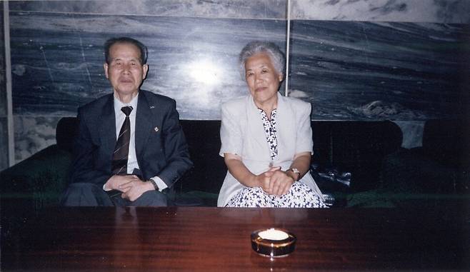 전쟁 통에 헤어졌다가 48년 만인 1998년 평양에서 재회한 김수경과 이남재. 푸른역사 제공