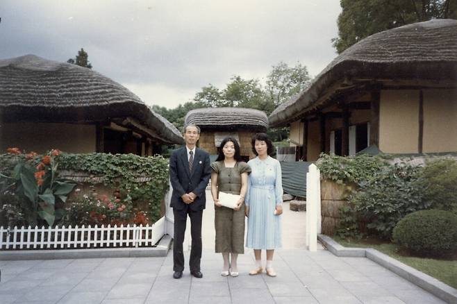 김수경(왼쪽)과 이남재의 둘째 딸 김혜영(가운데)이 1988년 평양을 방문해, 김수경이 북쪽에서 재혼한 부인과의 사이에서 낳은 넷째 딸 김혜옥과 함께 만경대(김일성 생가)를 찾아 기념사진을 찍었다. 푸른역사 제공