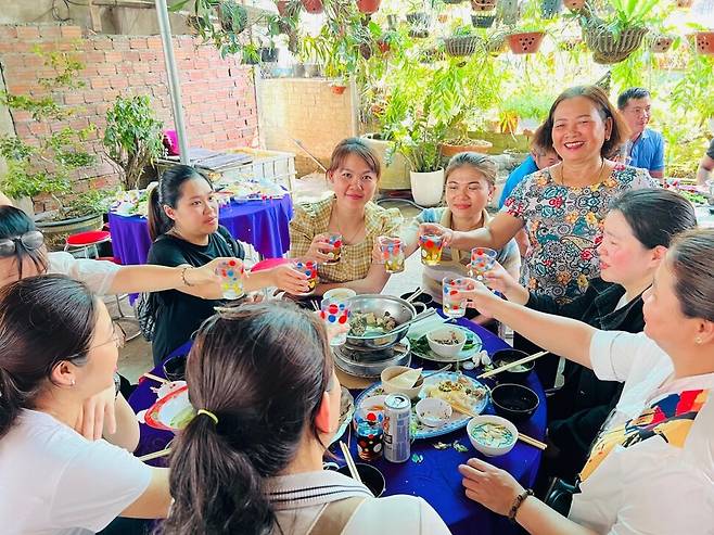 22일 열린 퐁니 마을 응우옌티탄의 집에서 열린 제사. 응우옌티탄이 마을 사람들과 친척을 초대해 건배를 하고 있다. 한베평화재단 제공