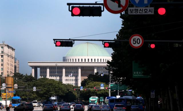 서울 여의도 국회의사당 앞 교통 신호등이 일제히 빨간불을 가리키고 있다. 한국일보 자료사진