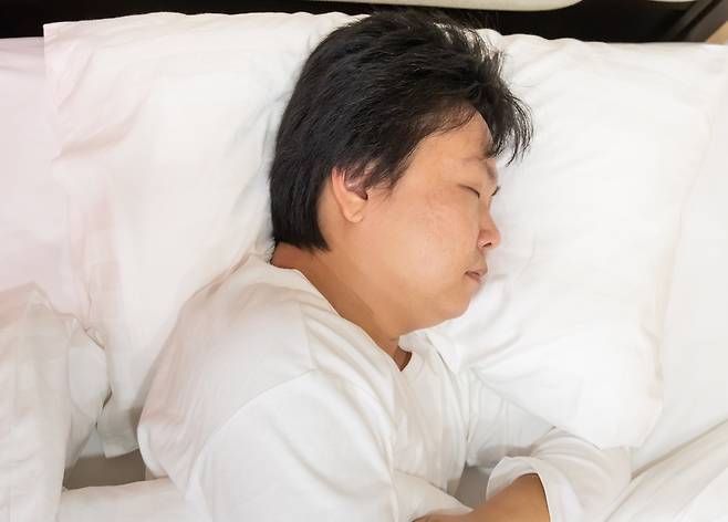 베개가 축축히 젖을 정도로 땀을 많이 흘린다면 갑상선 기능에 이상이 생긴 것일 수 있다. /사진= 게티이미지뱅크