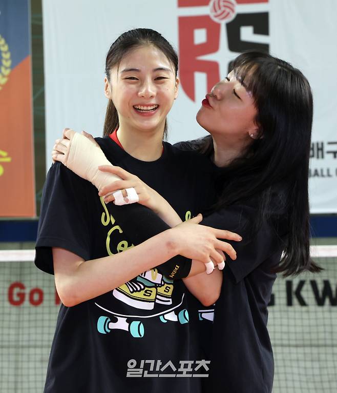 프로배구 정관장 박혜민-정호영이 6일 오후 훈련장인 대전 KGC인삼공사스포츠센터에서 일간스포츠와 인터뷰하며 포토타임을 갖고 있다. 대전=정시종 기자 capa@edaily.co.kr /2024.02.06.