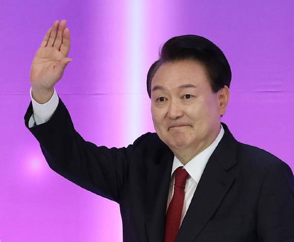 윤석열 대통령이 16일 대전 유성구 ICC호텔에서 열린 미래 과학자와의 대화에서 격려사를 한 뒤 손인사 하고 있다. 2024.02.16. [사진=뉴시스]