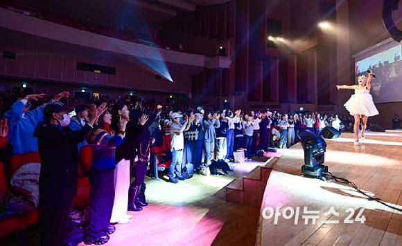 가수 바다가 23일 오후 서울 노원구 광운대학교 동해문화예술관에서 열린 '뮤지컬·OST 콘서트-봄이 오는 소리'에서 무대를 선보이고 있다. [사진=곽영래 기자]