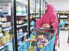 월드비전 E-바우처 사업 참여자가 슈퍼마켓에서 자녀와 장을 보고 있다. 오
