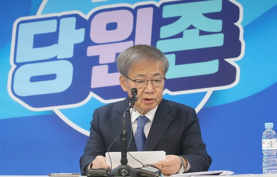 임혁백 더불어민주당 중앙당공직선거후보자추천관리위원장이 23일 오전 서울 여의도 민주당 중앙당사에서 공천 심사 결과를 발표하고 있다. 뉴스1