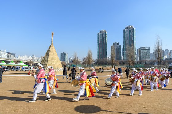 서울 양천구에서 2023년 진행했던 정월대보름 민속축제 불꽃놀이. [사진 양천구]