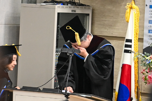 ▲ 22일 강원대학교 의학1호관 백송홀에서 열린 강원대 의과전문대학원 학위수여식에서 한 교수가 눈물을 훔치고 있다.  유희태