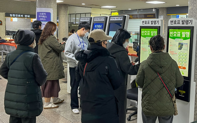 ▲ 도내 전공의들이 집단사직하면서 의료대란이 우려되고 있는 가운데 22일 오전 도내 한 대학병원 로비에서 환자와 보호자들이 접수 대기 번호표를 받고 있다. 유희태