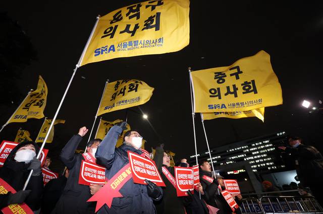 서울시의사회 소속 의사들이 22일 오후 서울 용산구 대통령실 앞에서 제2차 ‘의대 정원 증원·필수 의료 패키지 저지를 위한 궐기대회’를 열고 구호를 외치고 있다. 뉴시스