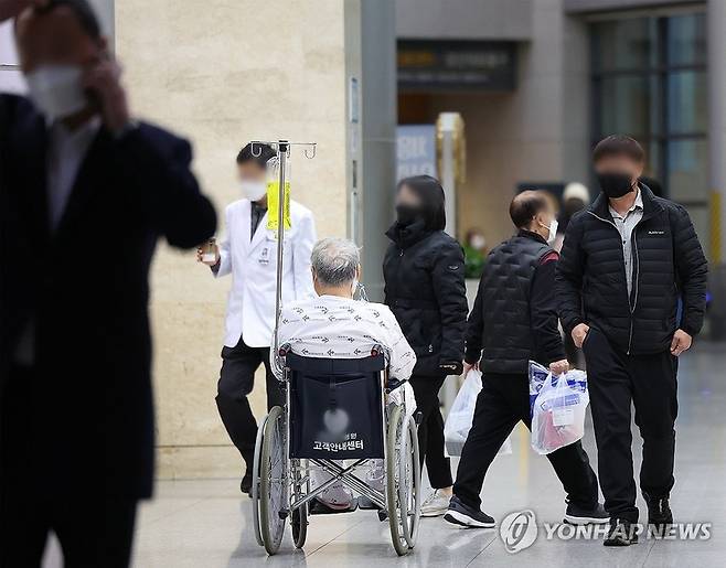 19일 서울의 한 대학병원에서 환자가 휠체어를 타고 이동하고 있다. 2024.2.19 / 사진=연합뉴스