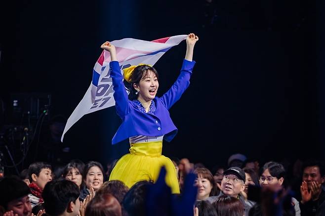 지난달 23일 방영된 ‘현역가왕’ 9회 녹화 현장에서 곡 ‘남이가’를 부른 뒤 관객들과 소통하는 전유진. 사진제공=MBN