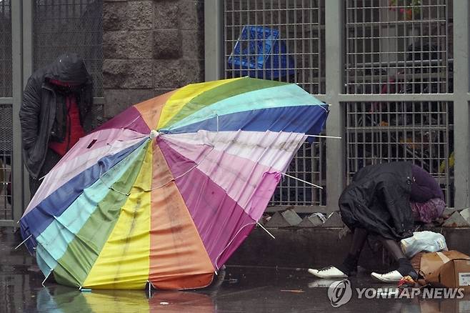 폭우 피해 길에 앉아있는 LA 노숙인들 [사진출처 = AP연합뉴스]