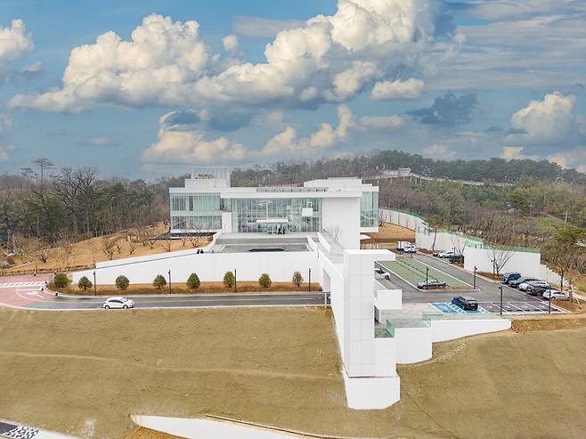 프리츠커상 수상 건축가인 리처드 마이어의 건축회사 마이어파트너스가 설계한 솔올미술관 전경. 솔올미술관