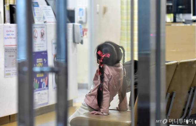 정부의 의대정원 증원을 반대하며 집단 사직을 시작한 전공의들의 근무지 이탈이 이틀째 이어져 '의료대란' 불안감이 커지고 있는 가운데 21일 서울 한 병원에서 한 아이가 진료를 기다리고 있다.   현재 정부는 지금까지 전국 221개 전체 수련병원에서 절반에 가까운 전공의들이 사직서를 냄에 따라, 남은 절반 전공의들의 움직임에 촉각을 곤두세우며 비상진료대책에 매진하고 있다. /사진=임한별(머니S)
