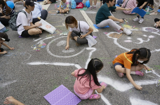 서리풀 축제에 도입한 '지상최대 스케치북' 아이디어. 도로에 분필로 그림을 그리는 거다. 아이들도 학부모들도 그리 좋아한다고. 처음엔 성공할지 안 할지 두려워서, 조은희 당시 구청장은 우황청심환까지 먹었단다. "구름처럼 애들이 몰려오던 기쁨을 여전히 잊을 수 없다"고 했다. 이 아이디어는 한 서초구 직원이 냈다. 브레인스토밍을 일주일에 몇 번씩 계속하는 과정에서 나왔단다. 이거다 싶으면 픽해서 추진한다고 했다./사진=서초구청