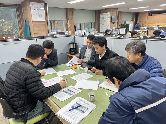 지난 21일 영주시청 건설과에서 시와 철도공단 관계자들이 '영주역 안전연결통로 설치사업' 사업비 분담을 위한 회의를 하고 있다./사진제공=경북 영주시