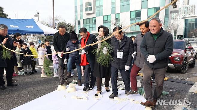 [과천=뉴시스] 과천시 문원동 주민센터 인근에서 열린 정월 대보름행사에서 주민들이 올 한해 안녕을 기원하며, 박 터트리기를 하고 있다.(사진 과천시 제공). 2024.02.23.photo@newsis.com