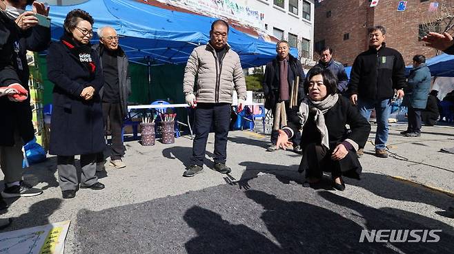 [과천=뉴시스] 과천동 주민센터 인근에서 열린 정월 대보름 행사에 모인 주민들이 윷놀이를 하고 있다.(사진 과천시 제공). 2024.02.23.photo@newsis.com