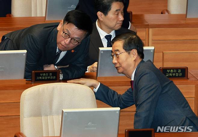 [서울=뉴시스] 고범준 기자 = 한덕수 국무총리와 최상목 경제부총리 겸 기획재정부 장관이 21일 오전 서울 여의도 국회에서 열린 제413회국회(임시회) 3차 본회의에서 대화를 나누고 있다. 2024.02.21. bjko@newsis.com