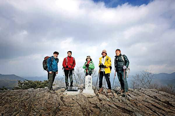 정상에 선 한국산악회 경남지부 회원들. 왼쪽부터&nbsp;김민효, 신홍국, 김효숙, 이기근, 이인섭 회원.