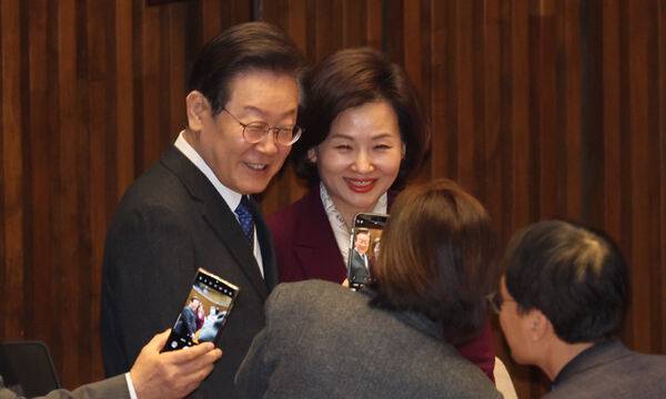 더불어민주당 이재명 대표와 의원들이 22일 국회 본회의장에서 대정부질문 시작 전 기념촬영을 하고 있다. 연합뉴스