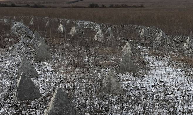 러시아군이 우크라이나 남부에 설치한 대전차장애물. 로이터·연합뉴스