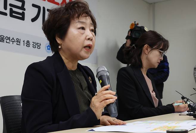 23일 서울 중구 대한간호협회 서울연수원에서 열린 긴급 기자회견에서 탁영란 대한간호사협회장이 의사 집단행동으로 불법 의료행위에 노출된 간호사의 보호를 촉구하고 있다. ⓒ연합뉴스