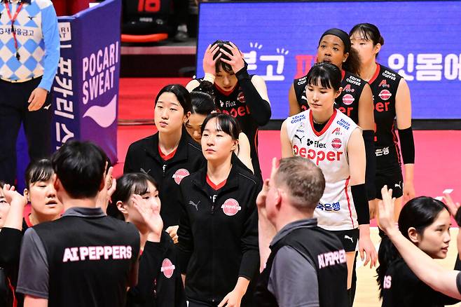 ▲ 페퍼저축은행 선수들이 정관장과의 경기를 패하고 아쉬워하고 있다. ⓒKOVO