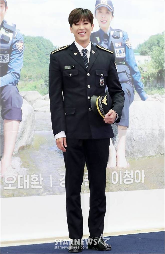 배우 강경준이 8일 오후 서울 마포구 상암동 스탠포드서울에서 열린 MBC에브리원 리얼리티 예능 '시골경찰4' 제작발표회에 참석해 포즈를 취하고 있다.  '시골경찰' 시리즈는 연예인들이 직접 시골 마을 순경으로 생활하며 모든 민원을 처리해 나가는 모습을 그린 리얼리티 프로그램이다. /사진=김창현 기자 chmt@