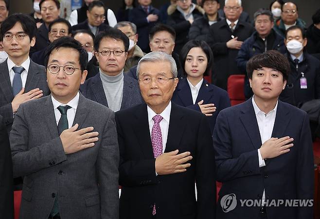 새로운선택 창당대회 (서울=연합뉴스) 신준희 기자 = 17일 국회 의원회관에서 열린 새로운선택 창당대회에서 참석자들이 국기에 대한 경례를 하고 있다. 
    앞줄 오른쪽부터 이준석 전 국민의힘 대표, 김종인 전 비대위원장, 금태섭 새로운선택 공동대표, 뒷줄 오른쪽은 류호정 정의당 의원. 2023.12.17 hama@yna.co.kr