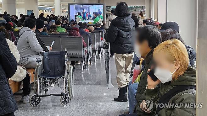 전공의 사직·결근에 환자들 '근심 초조' (서울=연합뉴스) 김주형 기자 = 21일 오전 서울의 한 대형병원에서 환자와 보호자들이 진료를 기다리고 있다. 
    보건복지부는 이날 전일 오후 10시 기준 주요 100개 수련병원을 점검한 결과 전공의의 71.2%인 8천816명이 사직서를 제출했다고 밝혔다. 2024.2.21 kjhpress@yna.co.kr