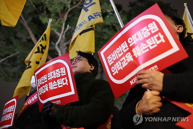 의대 증원 확대 반대 위해 모인 의사들 (서울=연합뉴스) 윤동진 기자 = 서울시의사회 소속 의사들이 22일 오후 서울 용산구 대통령실 앞에서 정부의 의과대학 입학 정원 확대에 반대하는 궐기대회를 하고 있다. 2024.2.22 mon@yna.co.kr