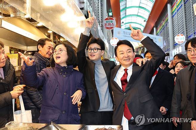 계양산전통시장 찾은 한동훈-원희룡 (인천=연합뉴스) 임순석 기자 = 국민의힘 한동훈 비상대책위원장이 23일 오후 인천 계양구 계양산전통시장을 방문해 계양을 원희룡 후보와 함께 시민들에게 인사하고 있다. 2024.2.23 soonseok02@yna.co.kr