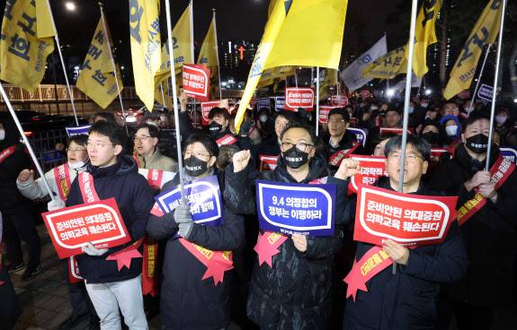 의사들이 서울 용산구 대통령실 앞에서 정부의 의과대학 입학 정원 확대에 반대하는 궐기대회를 하고 있다.(사진=연합뉴스)