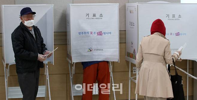 제21대 국회의원 선거 사전투표가 실시된 지난 2020년 4월10일 오전 서울 동작구 흑석동 사전투표소에서 유권자들이 투표를 하고 있다. (사진=이데일리 방인권 기자)