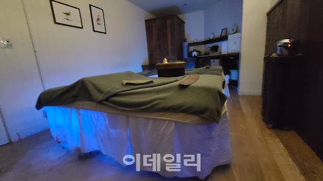 스파가 이뤄지는 공간. 침대 아래에서 향기로운 입욕제가 물안개처럼 번진다.