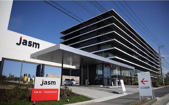24일 개소식이 열린 대만 적체전로 제조(TSMC)의 일본 반도체 신공장.(사진=니혼게이자신문 홈페이지 캡처)