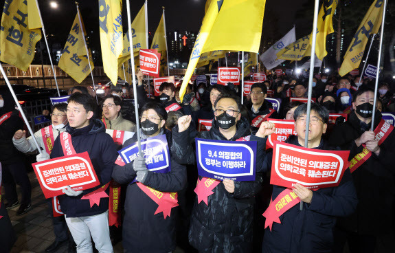 의사들이 서울 용산구 대통령실 앞에서 정부의 의과대학 입학 정원 확대에 반대하는 궐기대회를 하고 있다.(사진=연합뉴스)