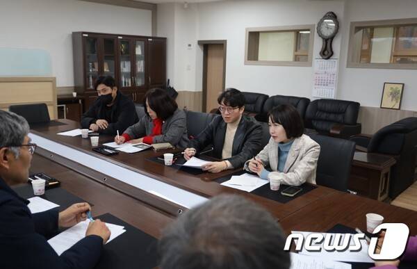 지난 15일 벽제초등학교에서 열린 사리현동 데이터센터 반대 대책위 회의에서 홍정민 의원이 주민들의 의견을 듣고 있다. (홍정민 의원실 제공)