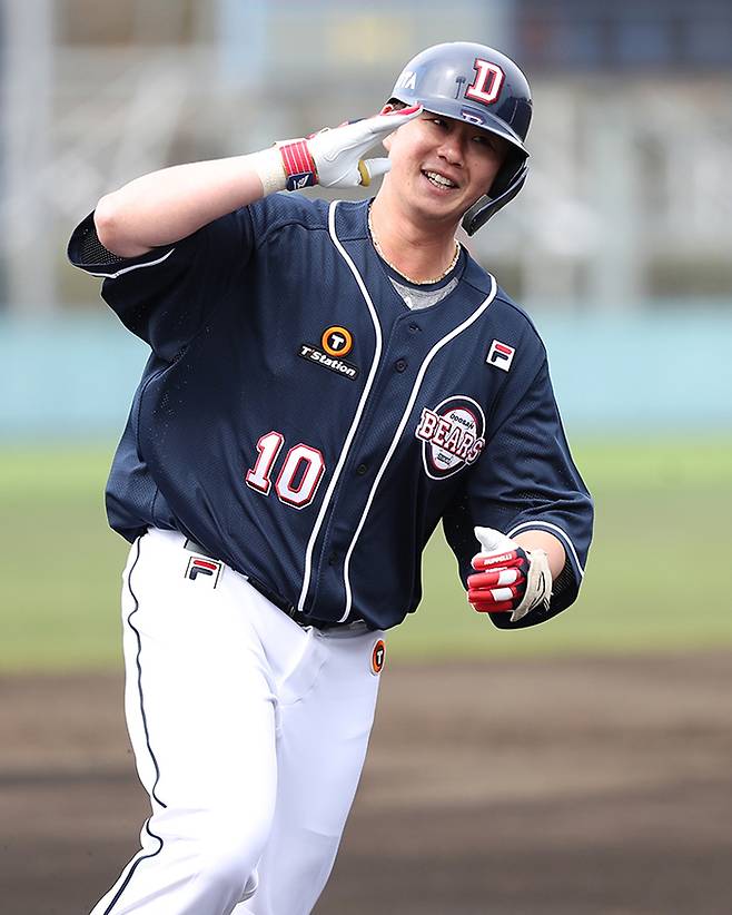 두산 내야수 김민혁이 24일 소프트뱅크 2군과 연습경기에서 2회 초 선제 투런포를 쏘아올렸다. 사진 | 두산 베어스