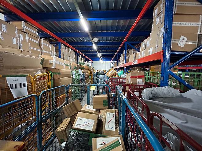 22일 찾은 평택세관에 지식재산권 침해 의심 물품(짝퉁)이 쌓여있는 모습. /이신혜 기자