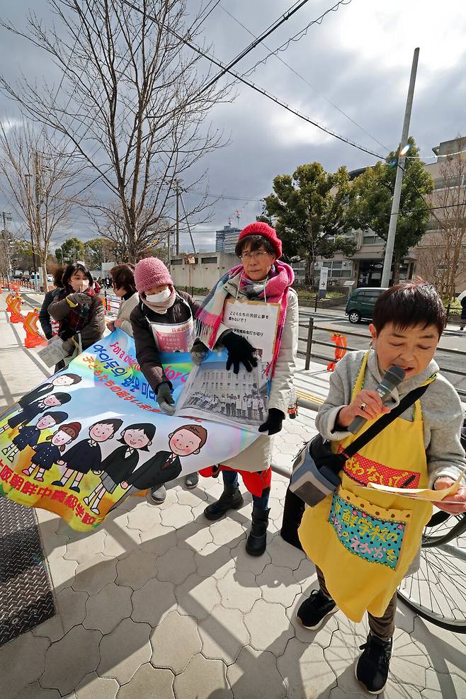 일본 시민단체 ‘조선고급학교 무상화를 요구하는 연락회·오사카’ 회원들이 지난 6일 오사카시 오사카부 청사 앞에서 ‘화요일 행동 555회’ 집회를 열었다. 나가사키 유미코 사무국장(오른쪽 둘째)은 12년 전 이 단체의 집회를 사진으로 보도한 한겨레신문(2012년 10월15일치)을 들고나왔다. 오사카/이정용 선임기자 lee312@hani.co.kr