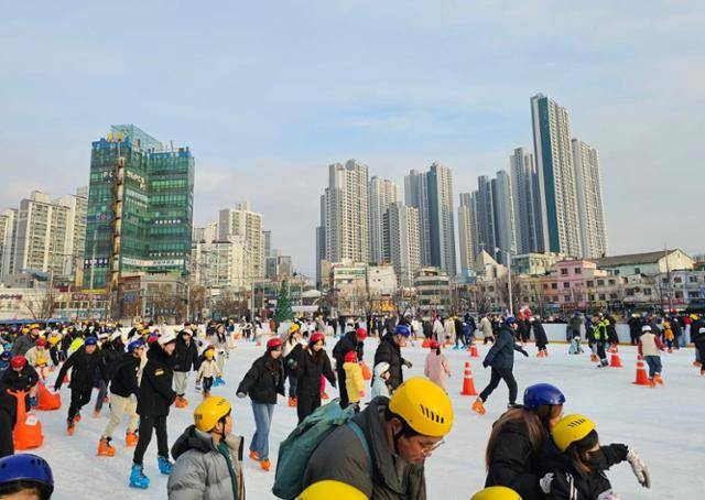 지난달 27일 인천 동구가 동인천역 북광장에 조성한 화도진스케이트장에서 시민들이 스케이트를 즐기고 있다. 독자 제공