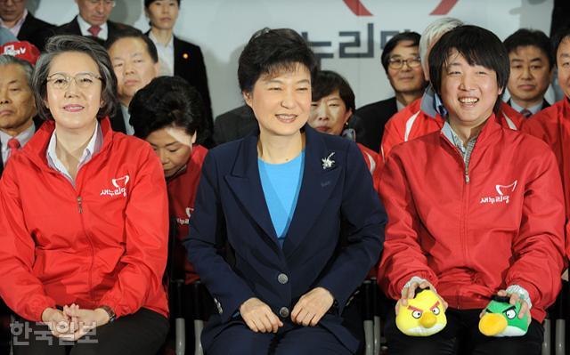 2012년 4월 11일 19대 총선 당시 박근혜(앞줄 가운데) 당시 선거대책위원장과 이준석(오른쪽) 비상대책위원이 방송 3사 출구조사 결과를 지켜보며 웃고 있다. 오대근 기자